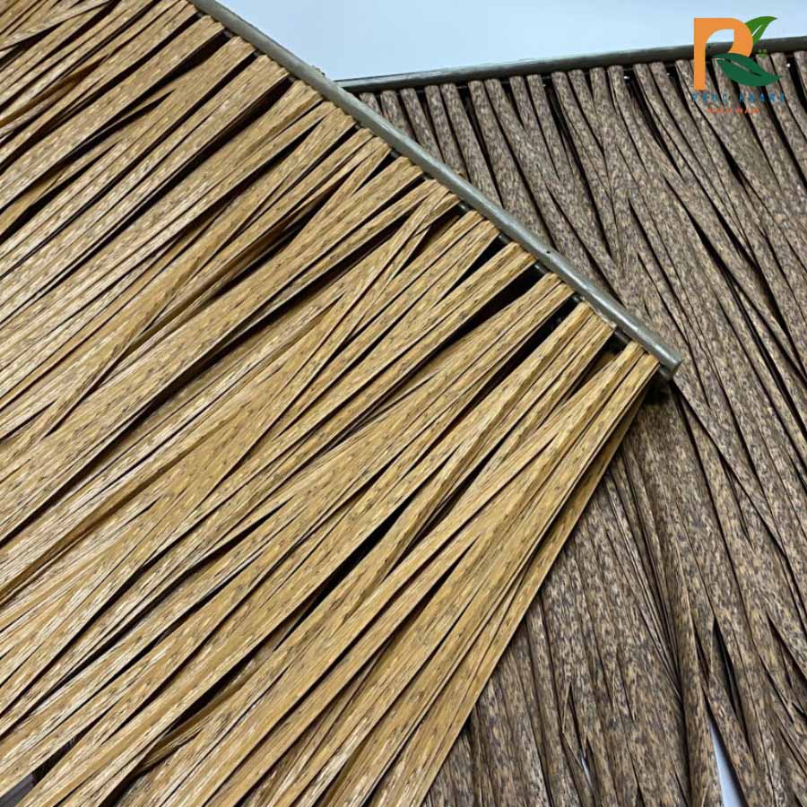 Địa Chỉ Cung Cấp Rơm Nhân Tạo Tại Miền Trung – Báo Giá Mới Nhất 2025 1 Rơm nhân tạo là loại vật liệu mô phỏng hình dáng của rơm tự nhiên, được sản xuất từ nhựa nguyên sinh HDPE kết hợp các phụ gia chống tia UV, chống oxy hóa. Sản phẩm thường được sử dụng trong thi công mái chòi nghỉ dưỡng, nhà hàng, homestay, resort, quán cà phê… mang lại vẻ đẹp mộc mạc, dân dã nhưng vẫn đảm bảo độ bền và tính ứng dụng cao.Miền Trung có thời tiết đặc trưng là nắng nóng kéo dài, mưa dầm và gió mạnh. Rơm tự nhiên trong điều kiện này dễ bị mục nát, xỉn màu và xuống cấp nhanh. Trong khi đó, rơm nhân tạo tại miền Trung với chất liệu nhựa nguyên sinh không thấm nước, không mối mọt và bền màu đến 10–15 năm ngoài trời.