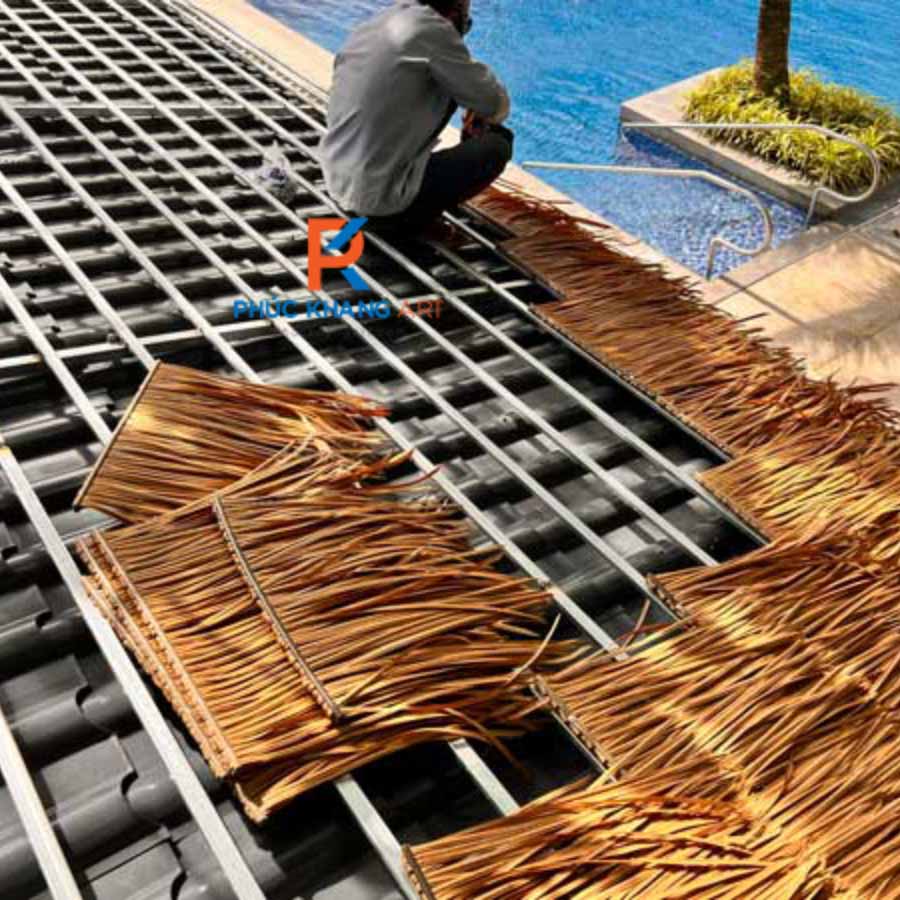 03 Giải Pháp Tiết Kiệm Khi Lợp Rơm Nhân Tạo Trên Mái Phụ 1 Thi công rơm trên hệ khung sắt gây lãng phí chi phí vật tư