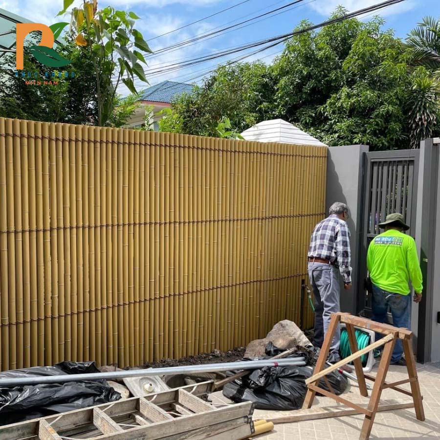Tre Nhân Tạo Tại Đà Nẵng – Giải Pháp Trang Trí Hiện Đại, Bền Đẹp Và Tiết Kiệm 2025 8 Vách rào từ ống tre nhựa