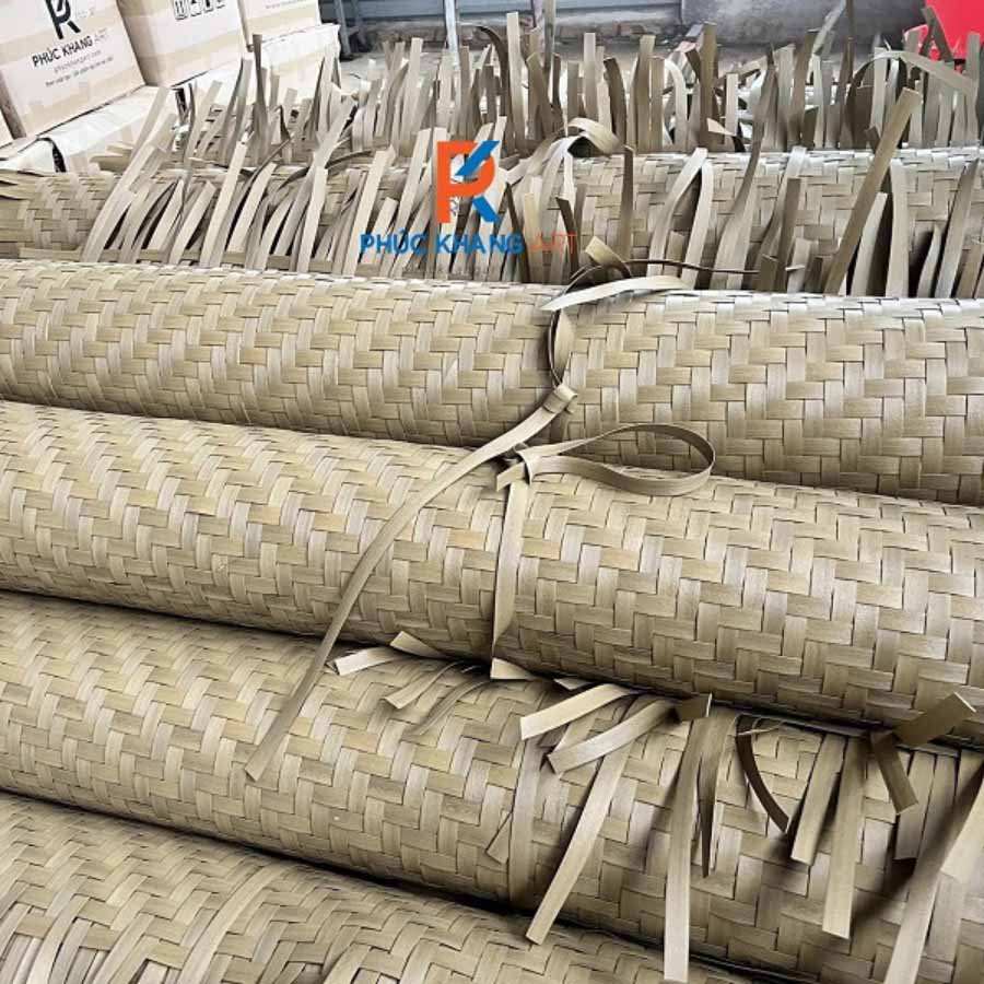 Ứng Dụng Cót Ép Nhân Tạo Ốp Trần Trang Trí Tại Vinhomes Hưng Yên - Xu Hướng 2025 2 Cận cảnh cuộn cót ép nhựa