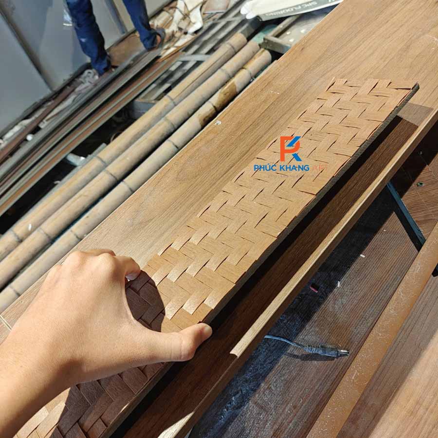Cót Nhân Tạo Tại Đà Nẵng – Vật Liệu Mới Cho Không Gian Truyền Thống 2025 2 Dán cót ép nhân tạo lên ván gỗ trước khi bắn trần