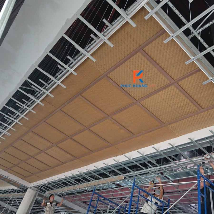 3 Bước Lắp Đặt Mê Bồ Nhựa Trên Trần Bê Tông Tại Bắc Ninh 3 Trần cót ép nhựa đang thi công