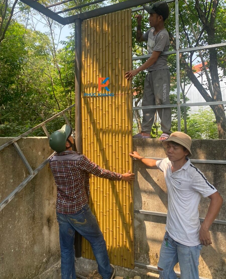 Hàng Rào Dài Gần 100m Từ Tấm Tre Nhân Tạo Tại Long An – Thi Công Như Thế Nào? 3 Thi công tấm ốp tre nhân tạo trên khung sắt