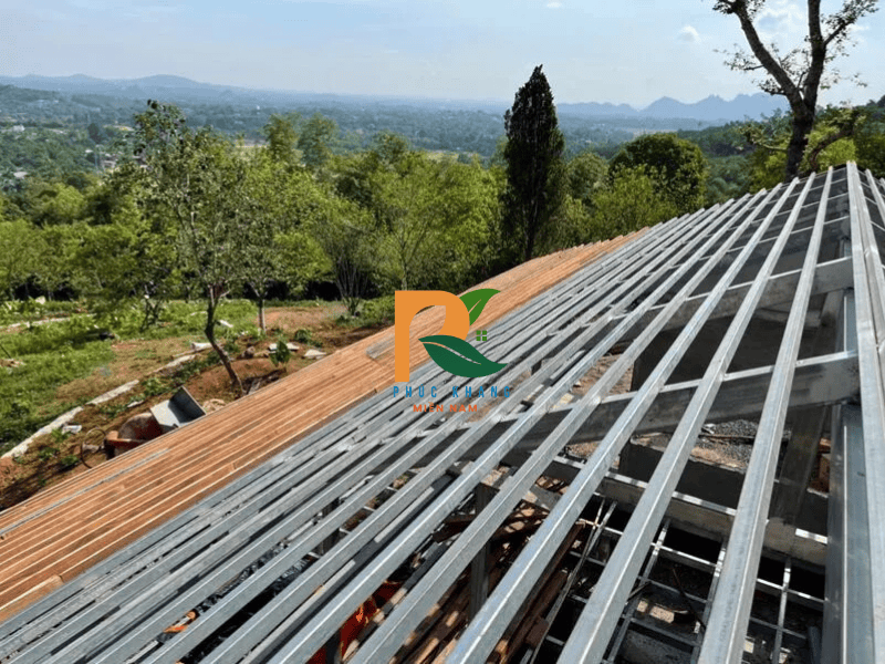 Hướng Dẫn Thi Công Mái Lá Nhân Tạo tại Đà Nẵng Chi Tiết Từ A–Z 2025 3 SO SANH GIUA 2 COT 1 1