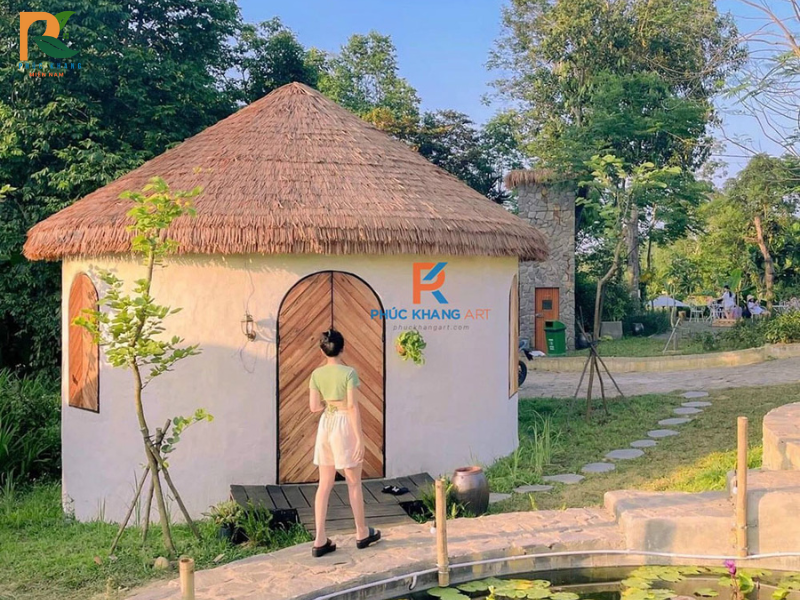 Dự án thi công chòi lá nhân tạo nghỉ dưỡng tại Hòa Vang – Đà Nẵng 2025 1 Hòa Vang – Đà Nẵng là khu vực có khí hậu nắng nóng quanh năm, vì vậy các công trình nghỉ dưỡng nơi đây đòi hỏi vật liệu thi công không chỉ đẹp mà còn phải bền, mát và phù hợp với môi trường nhiệt đới. Với mục tiêu tạo ra một không gian nghỉ dưỡng gần gũi thiên nhiên, thân thiện với môi trường, chòi lá nhân tạo đã được lựa chọn là điểm nhấn kiến trúc của dự án nà
