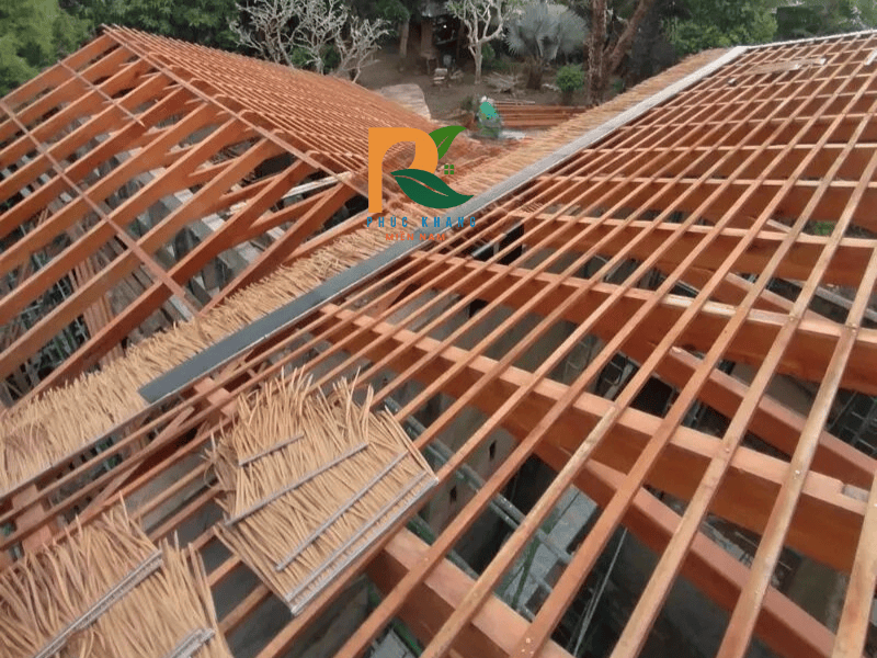 Hướng Dẫn Thi Công Mái Lá Nhân Tạo tại Đà Nẵng Chi Tiết Từ A–Z 2025 2 SO SANH GIUA 2 COT 7