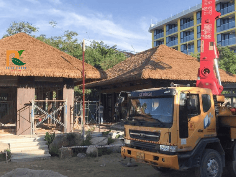 The Waterfront Hội An – 3 Điểm nhấn kiến trúc từ rơm nhân tạo tại Quảng Nam 1 Tọa lạc giữa lòng phố cổ, The Waterfront Hội An nổi bật với vẻ đẹp mộc mạc, tinh tế nhờ ứng dụng rơm nhân tạo trong thiết kế mái truyền thống. Không chỉ tái hiện chân thực hình ảnh mái tranh xưa, vật liệu rơm nhân tạo tại Quảng Nam còn mang đến độ bền cao, chống mối mọt, chống tia UV và phù hợp với khí hậu khắc nghiệt miền Trung.Việc sử dụng rơm nhân tạo giúp The Waterfront giữ trọn bản sắc văn hóa Á Đông trong một diện mạo bền vững và hiện đại – trở thành điểm nhấn độc đáo giữa không gian hoài cổ của Hội An. Việc sử dụng rơm nhân tạo giúp The Waterfront giữ trọn bản sắc văn hóa Á Đông trong một diện mạo bền vững và hiện đại – trở thành điểm nhấn độc đáo giữa không gian hoài cổ của Hội An.