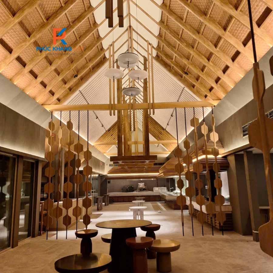 Cót Nhân Tạo Tại Đà Nẵng – Vật Liệu Mới Cho Không Gian Truyền Thống 2025 7 Không gian resort dùng cót ép nhân tạo trần tôn
