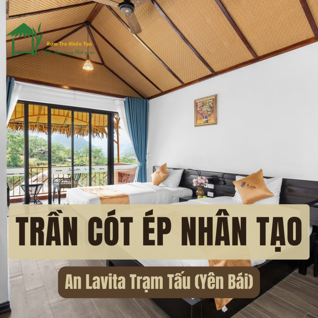 Cót Ép Nhân Tạo 16 ội thất phòng ngủ tại An Lavita Trạm Tấu (Yên Bái) với trần nhà làm từ cót ép nhân tạo, hai giường đơn, cửa kính lớn nhìn ra thiên nhiên và rèm cửa màu xanh dương.