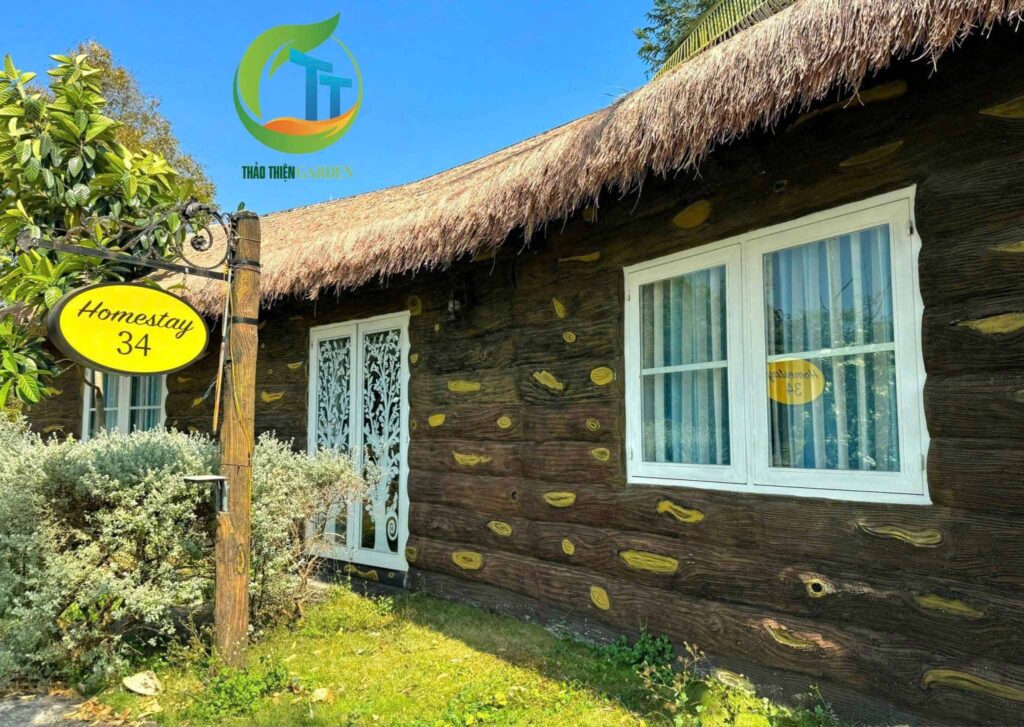 Khu nghỉ dưỡng sử dụng guột nhân tạo cho mái nhà.