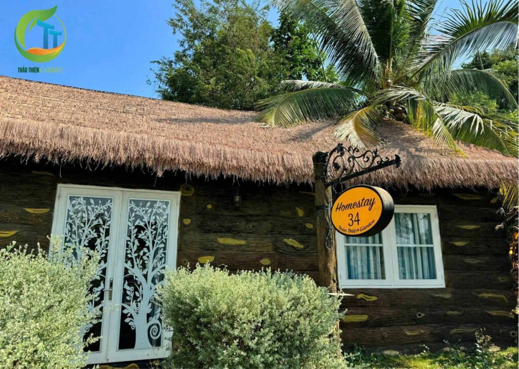 Công trình nhà gỗ nhỏ với mái guột nhân tạo, hoàn thiện đẹp mắt.