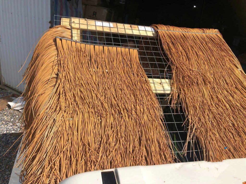 Mái guột nhân tạo được cung cấp dạng tấm, dễ vận chuyển.