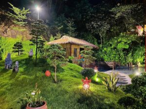 Khuôn viên vườn thiền tại Chùa Cây Thị với nhà mái rơm và tường làm bằng tấm tre nhân tạo