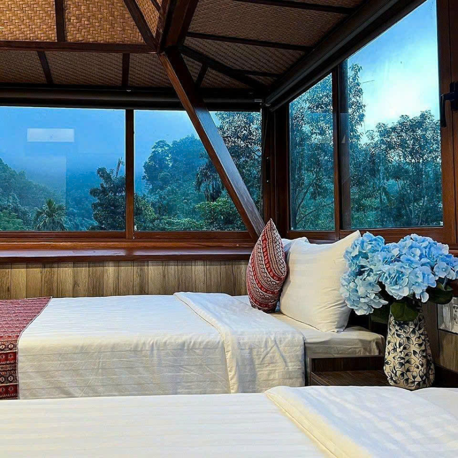 Hue Crown A Lưới sử dụng 100% cót ép nhân tạo cho trần nhà nghỉ dưỡng 8 Góc thư giãn cạnh cửa kính lớn, trần cót ép nhân tạo tạo cảm giác gần gũi thiên nhiên.