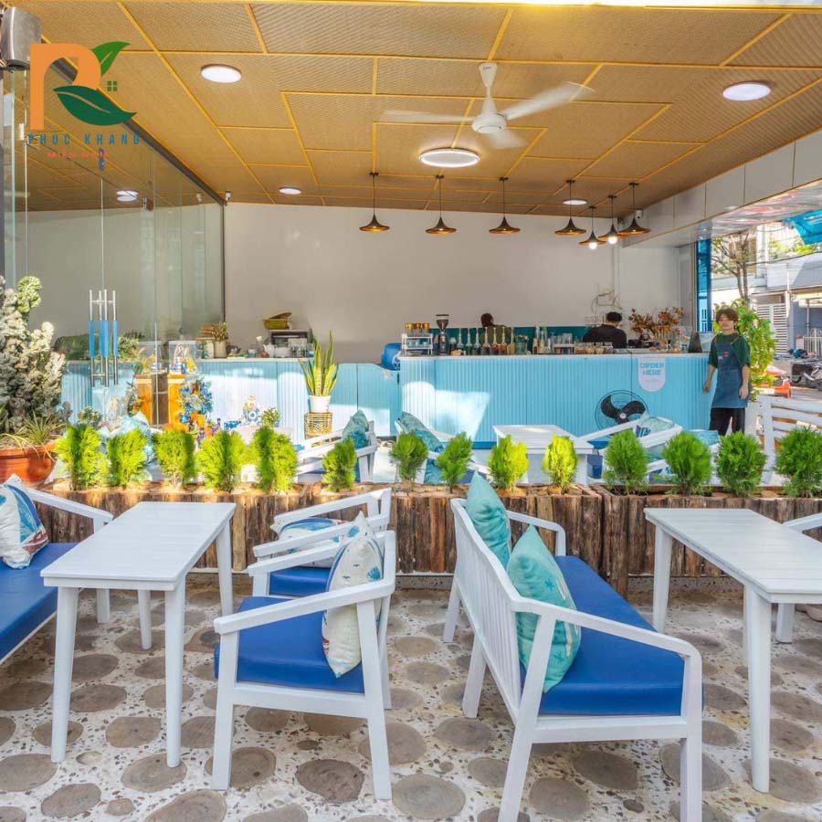 4 điểm khiến cót ép nhân tạo trở thành lựa chọn lý tưởng của The Chill Gourmet 3 Không gian sân vườn quán cafe sử dụng trần cót ép nhân tạo kết hợp nội thất trắng – xanh.Không gian sân vườn quán cafe sử dụng trần cót ép nhân tạo kết hợp nội thất trắng – xanh.