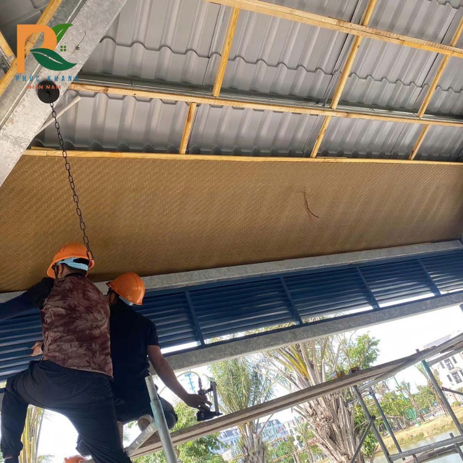 Cót Ép Nhân Tạo: Giải Pháp Trần Trang Trí Bền Đẹp Sau 5 Năm Sử Dụng Thực Tế 9 Thi công trần cót ép vô cùng đơn giản