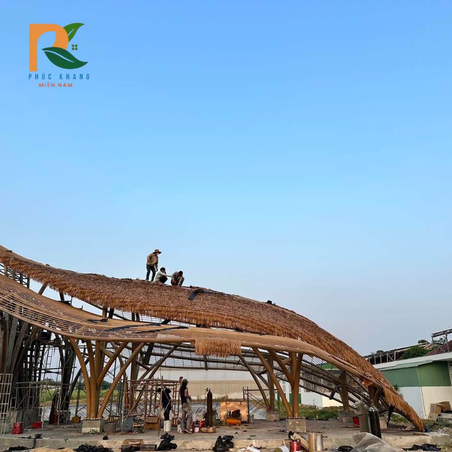 Hướng Dẫn Thi Công Rơm Nhân Tạo Dễ Nhất Năm 2025 3 Thi công rơm nhân tạo từ phần diềm mái đến đỉnh mái