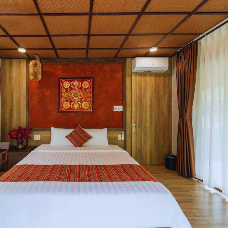 Hue Crown A Lưới sử dụng 100% cót ép nhân tạo cho trần nhà nghỉ dưỡng 7 Phòng nghỉ với trần lợp cót ép nhân tạo, ánh sáng tự nhiên và nội thất gỗ ấm cúng.