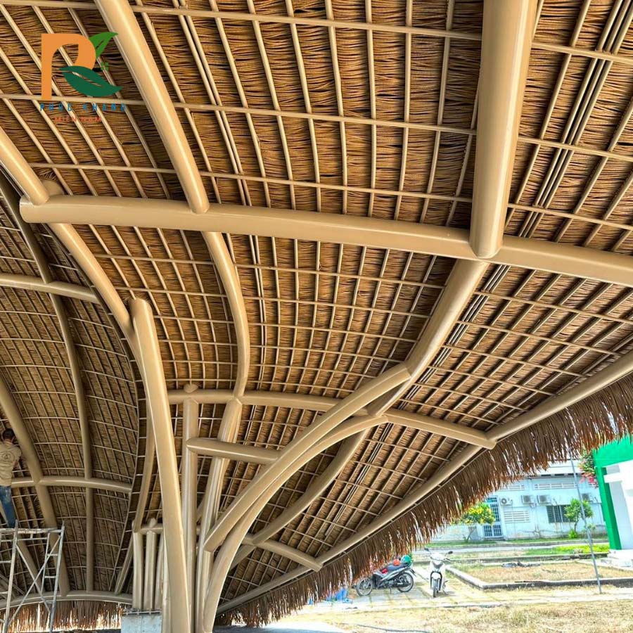 Hướng Dẫn Thi Công Rơm Nhân Tạo Dễ Nhất Năm 2025 5 Mái rơm nhìn từ dưới lên