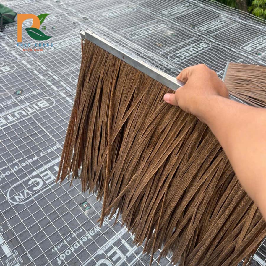 Hướng Dẫn Thi Công Rơm Nhân Tạo Dễ Nhất Năm 2025 8 Thi công rơm nhân tạo trên mái phụ