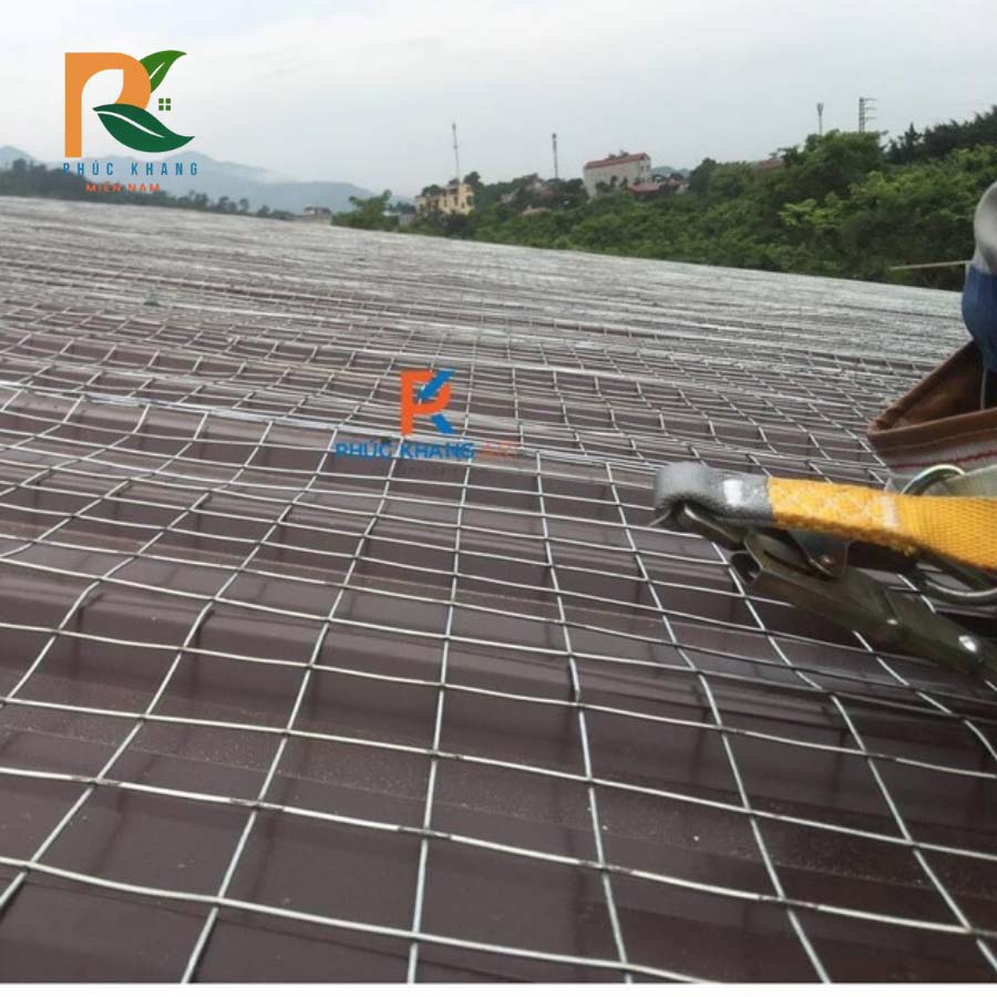 Hướng Dẫn Thi Công Rơm Nhân Tạo Dễ Nhất Năm 2025 6 Thi công lớp lưới hàn mạ kẽm