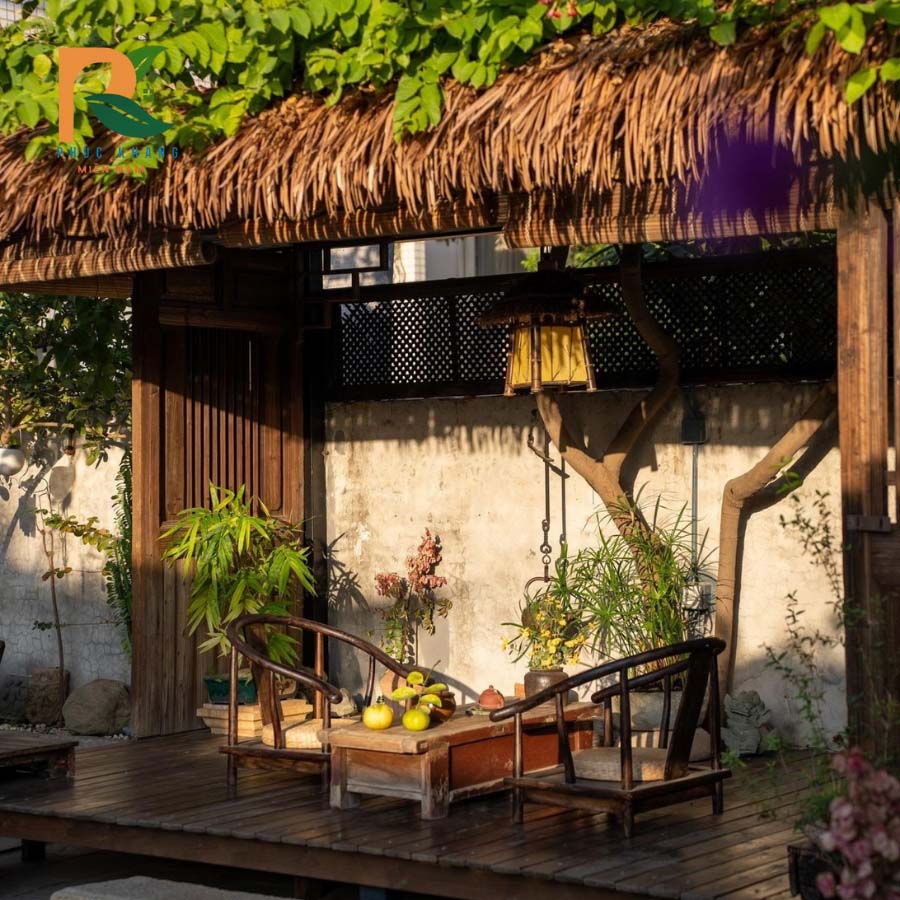 Hướng Dẫn Thi Công Rơm Nhân Tạo Dễ Nhất Năm 2025 10 Mái rơm nhân tạo dưới ánh nắng