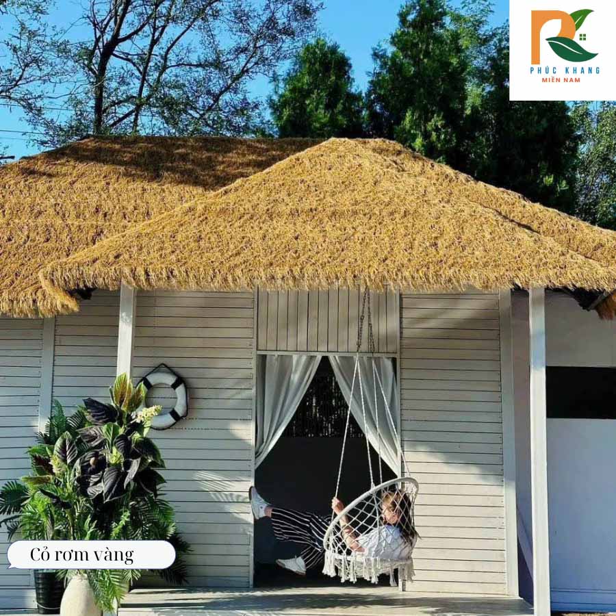 Cỏ Rơm Vàng – Giải Pháp Lợp Mái Siêu Tiết Kiệm Cho Quán Cafe, Homestay 2025 3 Chòi gỗ mini lợp cỏ rơm vàng ngoài trời
