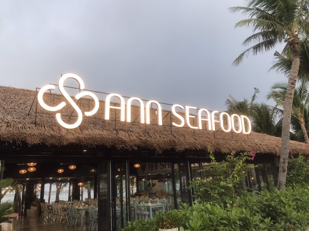Top 3 Điểm Đặc Biệt Của Ann Seafood Restaurant Với Mái Rơm Nhân Tạo 1 Rơm nhân tạo vật liệu lý tưởng cho nhà hàng biển: bền, thẩm mỹ, chống chịu thời tiết tốt.