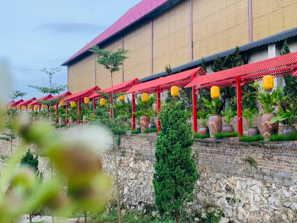 Chùa Cây Thị – Hà Nam: 5 Ứng Dụng Tre Nhân Tạo Giúp Gìn Giữ Hồn Việt Lâu Dài 2 Mặt đứng công trình ốp tấm tre nhân tạo màu vàng, phối mái hiên đỏ truyền thống