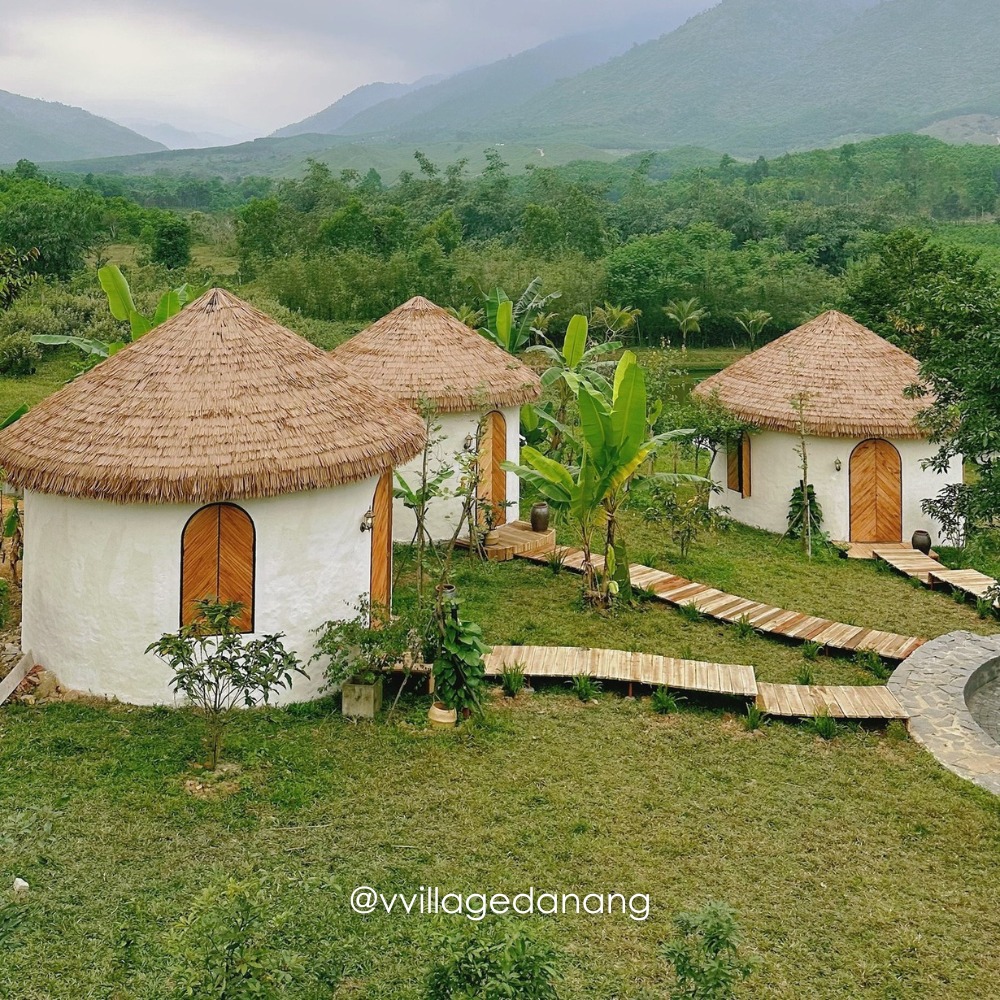 Vì Sao 90% Resort Chọn Rơm Nhân Tạo Làm Mái? Dự Án V Village Đà Nẵng Là Ví Dụ Điển Hình 4 Toàn cảnh khu nhà sinh thái với mái được ứng dụng rơm nhân tạo, giữa khung cảnh núi rừng.