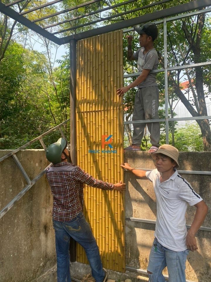 Tre Nhựa Nhân Tạo – Giải Pháp Trang Trí Sang Trọng, Bền Bỉ Thay Thế Tre Tự Nhiên 2025 8 Thi công Tấm tre nhân tạo trên hệ khung thép hộp