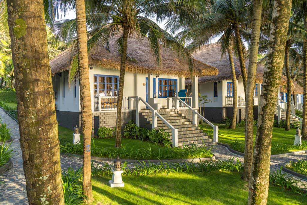 L’AZURE RESORT & SPA Và Mái Rơm Nhân Tạo | Rơm Nhựa Nhân Tạo Tại Phú Quốc 2025 7 Phần mái được lợp bởi Lá nhân tạo nhìn từ xa