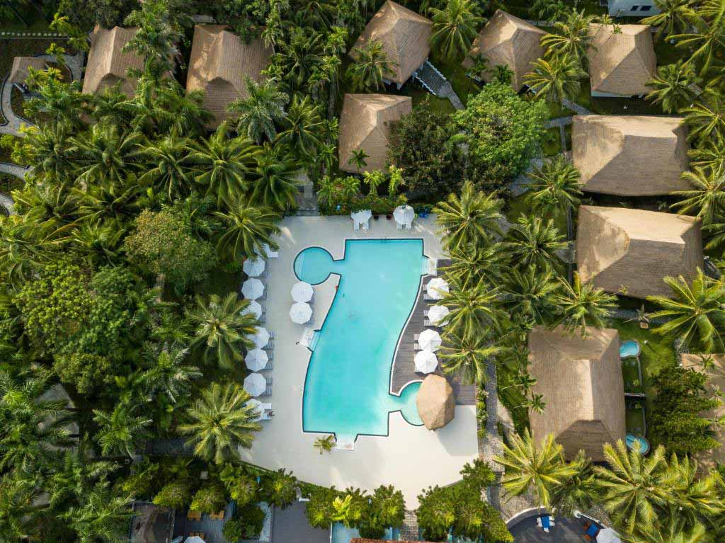 L’AZURE RESORT & SPA Và Mái Rơm Nhân Tạo | Rơm Nhựa Nhân Tạo Tại Phú Quốc 2025 8 Phần mái lá nhân tạo nhìn từ xa