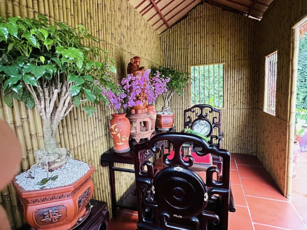 Chùa Cây Thị – Hà Nam: 5 Ứng Dụng Tre Nhân Tạo Giúp Gìn Giữ Hồn Việt Lâu Dài 5 Bàn thờ đặt trong phòng ốp vách tre nhân tạo, phối bình sứ và cây xanh