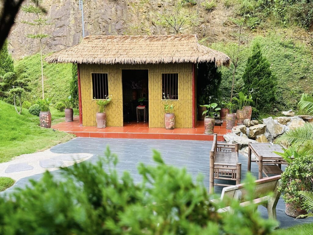Chùa Cây Thị – Hà Nam: 5 Ứng Dụng Tre Nhân Tạo Giúp Gìn Giữ Hồn Việt Lâu Dài 3 Nhà chòi tại Chùa Cây Thị ốp tre nhân tạo, mái rơm, hòa quyện trong cảnh quan núi rừng