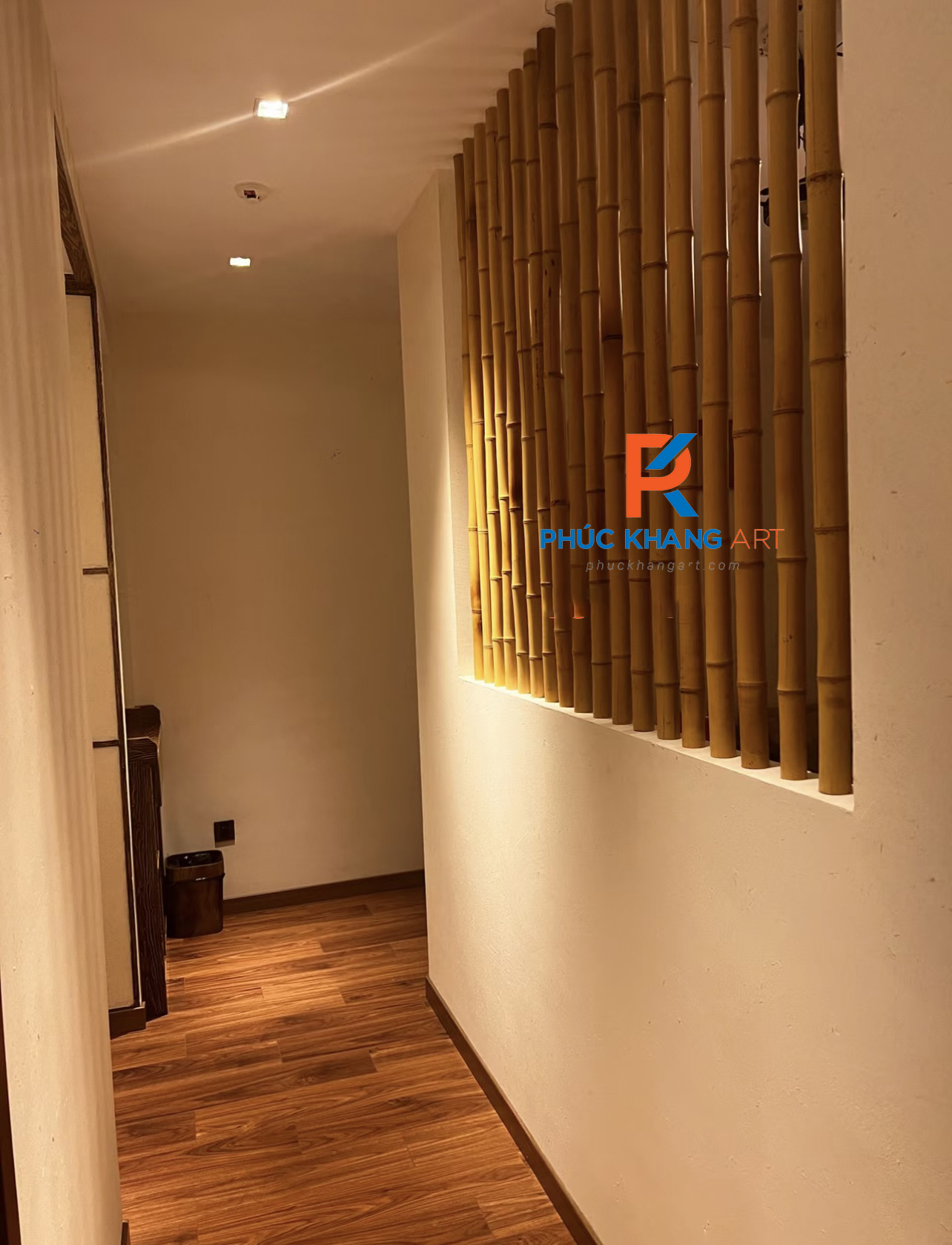 Ống Tre Nhựa Nhân Tạo Là Gì? Báo Giá Ống Tre Nhân Tạo Mới Nhất 2025 11 Ống tre nhân tạo được sử dụng làm trang trí tại lối đi