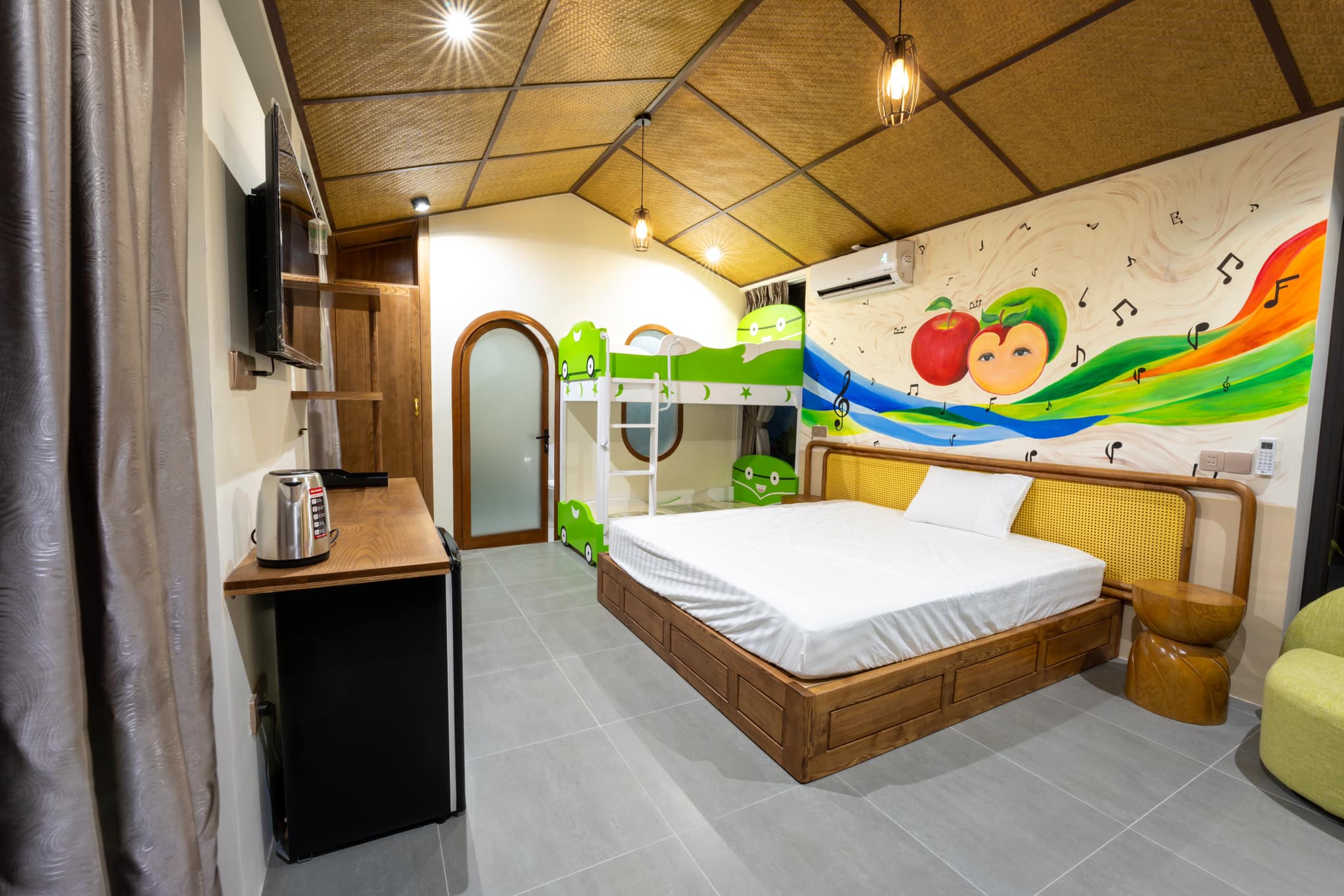 Apple House & Coffee – Không Gian Độc Đáo Với Trần Cót Nhân Tạo Đẳng Cấp 2025 6 Không gian bên trong khi sử dụng trần cót nhân tạo