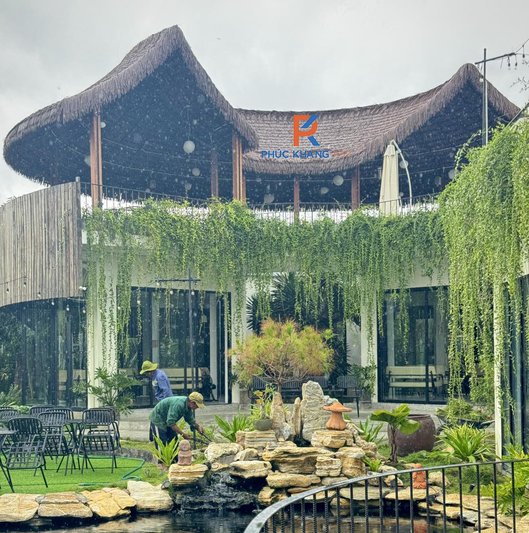 Chòi Rơm Nhân Tạo – Xu Hướng Thiết Kế Độc Đáo Năm 2025 13 Lý tưởng cho quán café sân vườn, homestay hay khu resort. Thiết kế mái hình nón, kết hợp bàn ghế tre mây tạo cảm giác thư giãn, gần gũi thiên nhiên.