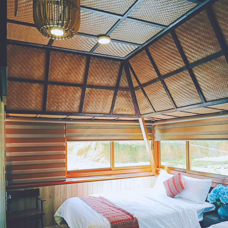 Hue Crown A Lưới sử dụng 100% cót ép nhân tạo cho trần nhà nghỉ dưỡng 4 Phòng ngủ áp mái với trần nghiêng ốp cót ép nhân tạo, view rừng xanh.