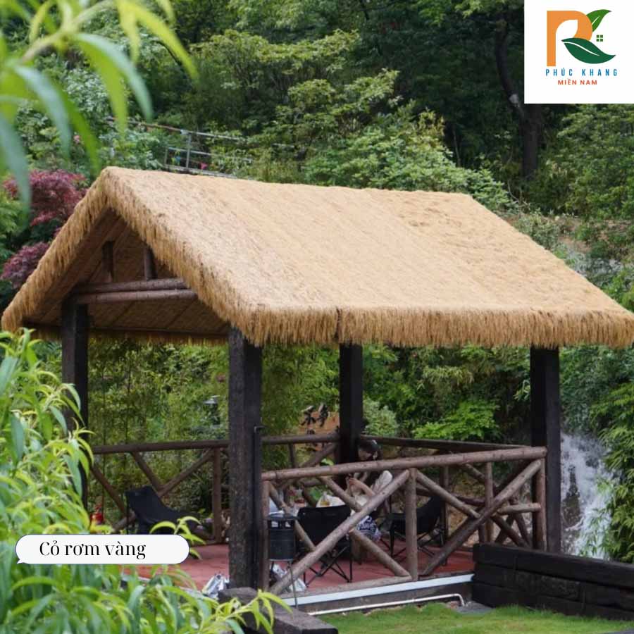 Cỏ Rơm Vàng – Giải Pháp Lợp Mái Siêu Tiết Kiệm Cho Quán Cafe, Homestay 2025 5 Chòi gỗ xinh xắn ngoài trời dùng mái cỏ rơm vàng