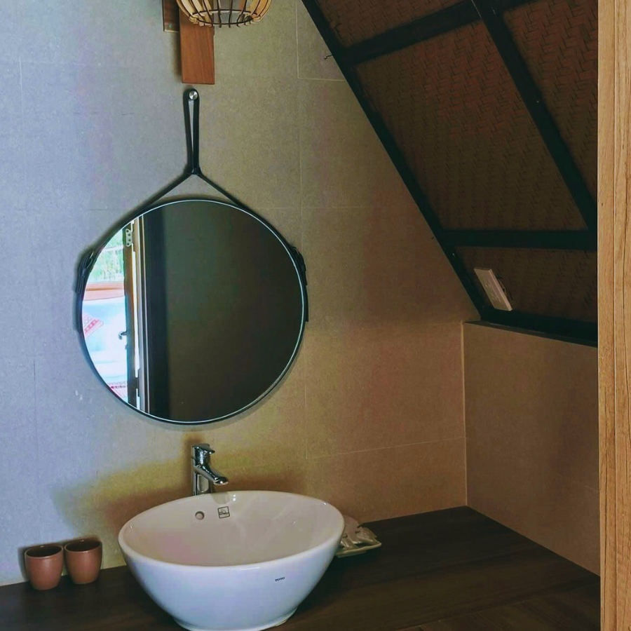 Hue Crown A Lưới sử dụng 100% cót ép nhân tạo cho trần nhà nghỉ dưỡng 10 ai giường ngủ bố trí đối xứng, nội thất tre nứa và trần cót ép nhân tạo.