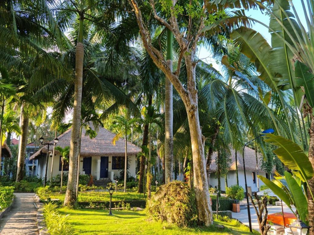 L’AZURE RESORT & SPA Và Mái Rơm Nhân Tạo | Rơm Nhựa Nhân Tạo Tại Phú Quốc 2025 11 Rơm Nhựa Nhân Tạo – Điểm Nhấn Độc Đáo Tại L'Azure Resort & Spa Phú QuốcNằm giữa khung cảnh thiên nhiên tuyệt đẹp của Phú Quốc, L'Azure Resort & Spa nổi bật với phong cách kiến trúc độc đáo, nơi rơm nhựa nhân tạo trở thành điểm nhấn trang trí ấn tượng. Sử dụng rơm nhựa nhân tạo, khu nghỉ dưỡng mang đến vẻ đẹp mộc mạc, thanh bình nhưng vẫn giữ được sự sang trọng và đẳng cấp của tiêu chuẩn 4 sao. Các mái nhà lợp rơm nhân tạo không chỉ giúp chống nóng hiệu quả mà còn tạo nên phong cách gần gũi với thiên nhiên, hài hòa với cảnh sắc nhiệt đới của đảo ngọc.