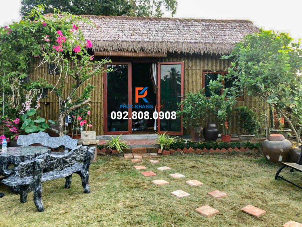 10 Lợi Ích Vượt Trội Của Tre Nhựa – Vật Liệu Thay Thế Hoàn Hảo Cho Tre Tự Nhiên 6 Nhà nhỏ trong sân vườn ốp tường bằng tre nhựa và mái rơm nhân tạo.