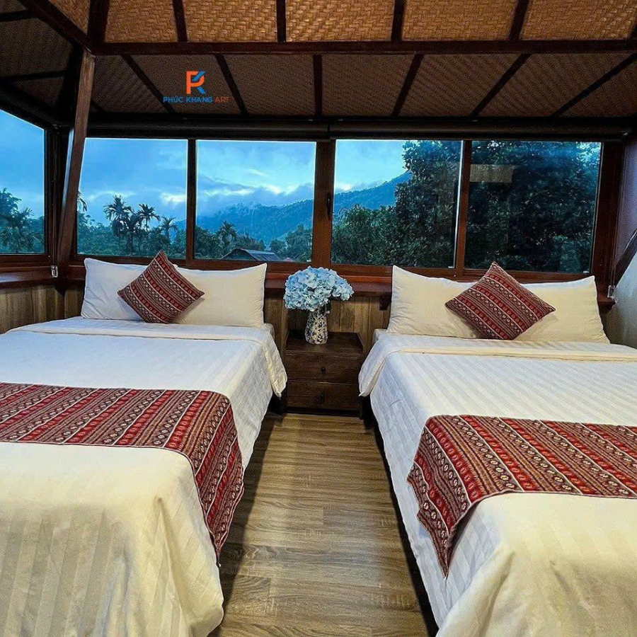 Hue Crown A Lưới sử dụng 100% cót ép nhân tạo cho trần nhà nghỉ dưỡng 9 Phòng đôi tiện nghi với trần cót ép, view hướng ra không gian xanh.