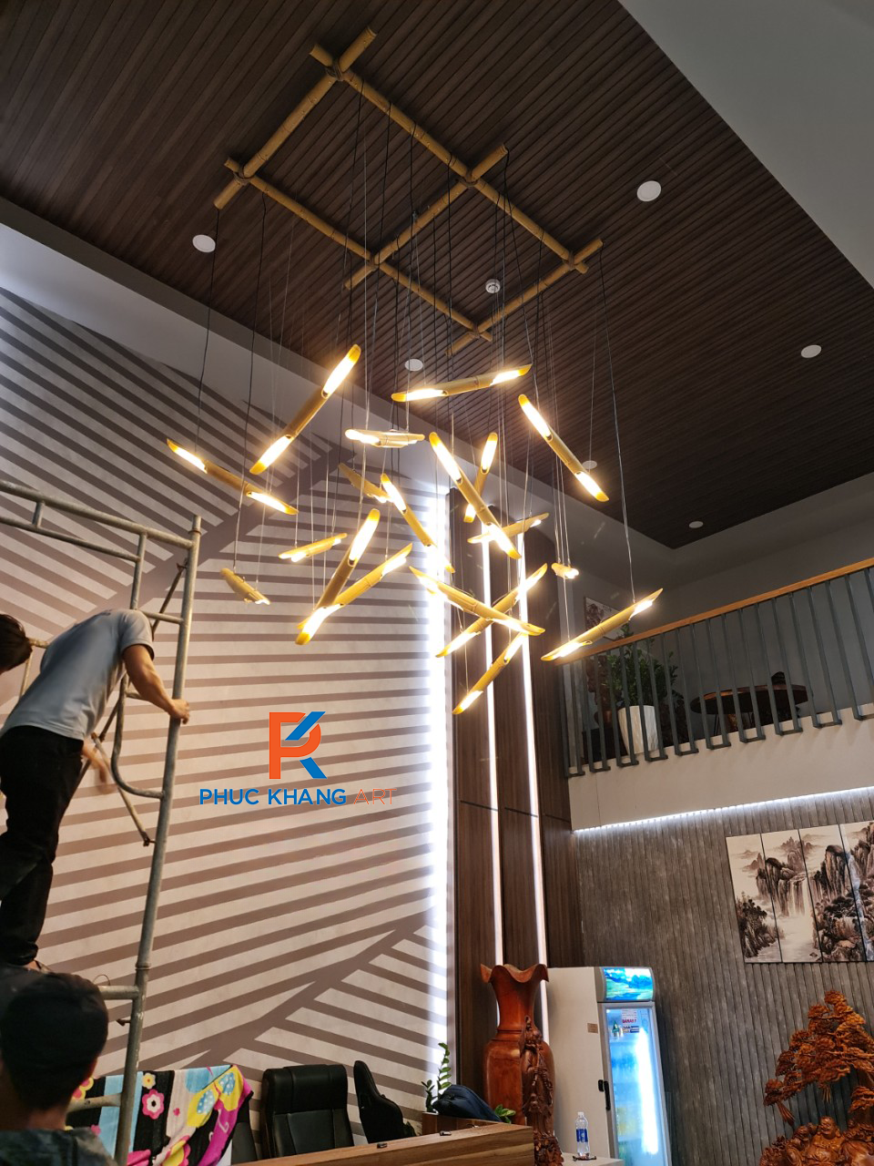 Ống Tre Nhựa Nhân Tạo Là Gì? Báo Giá Ống Tre Nhân Tạo Mới Nhất 2025 12 Ống tre nhân tạo được sử dụng làm trang trí tại lối đi