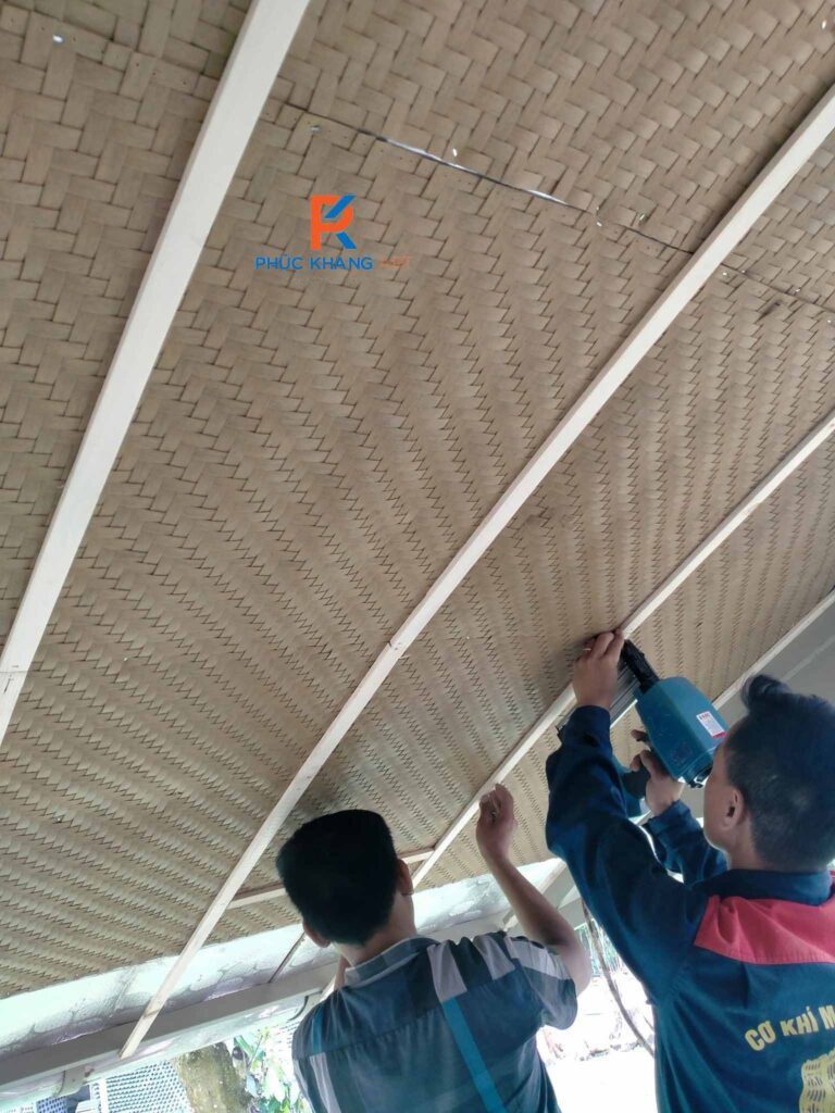 Thợ thi công cót ép, bổ sung hệ thanh nẹp