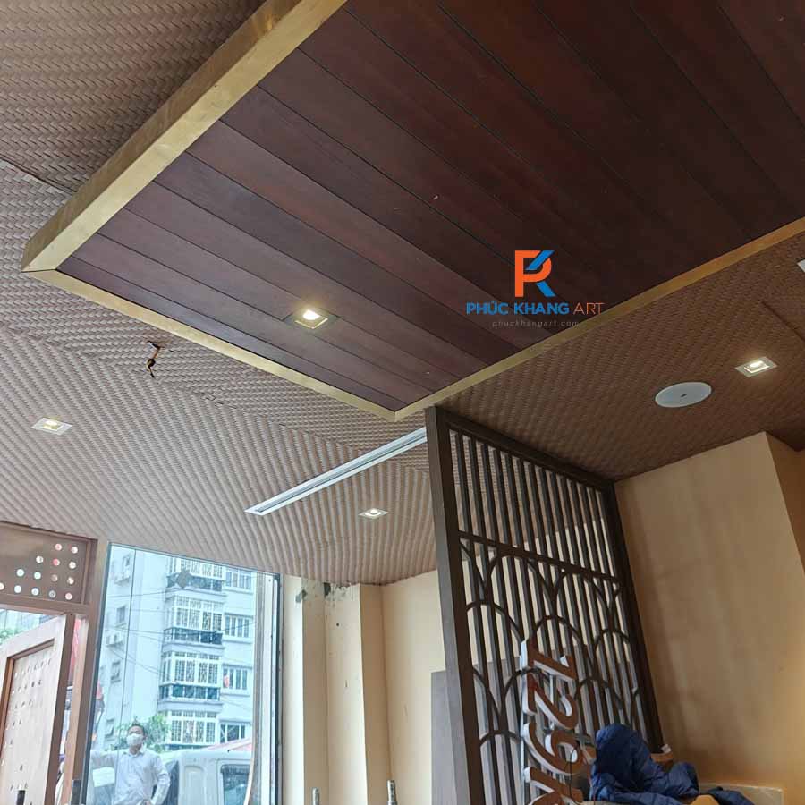 Cót Ép Nhân Tạo Hà Nội – Xu Hướng Ốp Trần Trang Trí Nhà Hàng 2025 3 Bắn ván cót ép nhựa lên trần nhà hàng tại Hà Nội