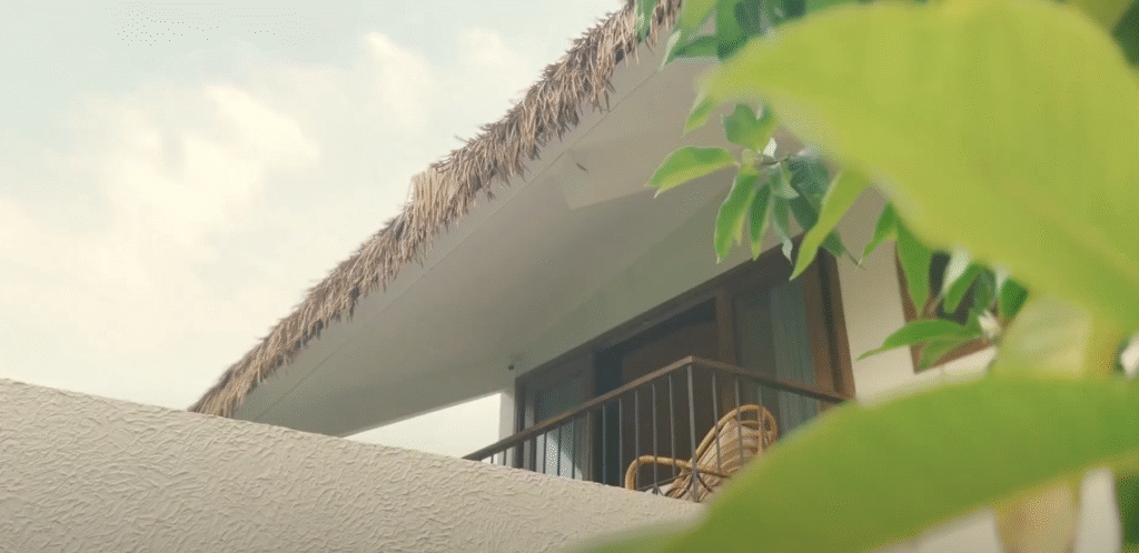 Biệt Thự Sân Vườn Hình Cánh Diều – 1500m² Thiết Kế Mái Rơm Nhân Tạo Bền Vững & Độc Đáo 6 Góc cận mái rơm nhân tạo từ ban công tầng trên, mô phỏng rơm thật – phù hợp khí hậu Việt Nam.