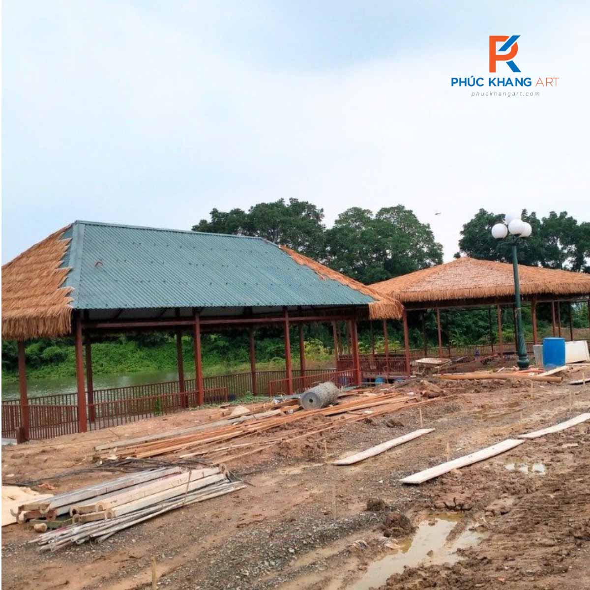 Giải Pháp Lợp Mái Lá Nhân Tạo Trên Mái Tôn – Ứng Dụng Thực Tế Tại Học Viện Nông Nghiệp 2025 4 Công đoạn thi công mái lá nhân tạo trên nền mái tôn