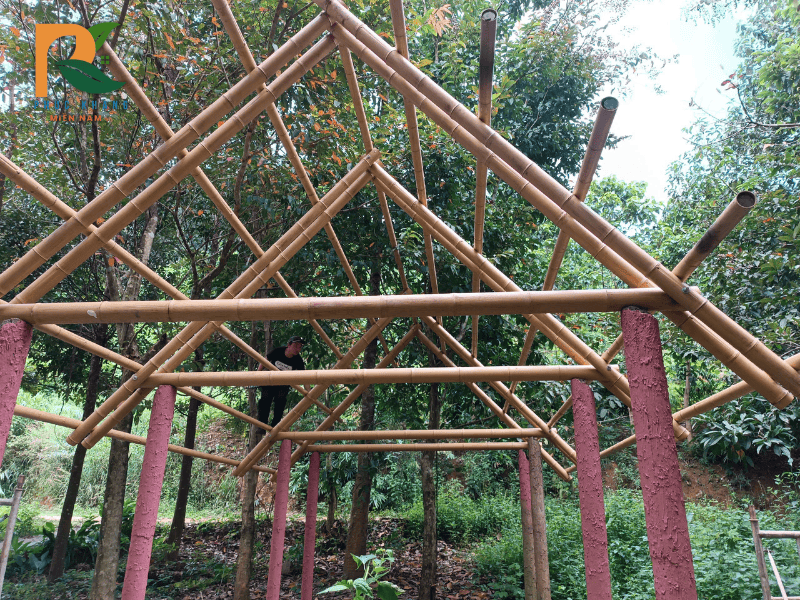 Cách Làm Nhà Tre Nhân Tạo Đẹp Mắt, Đơn Giản – Giải Pháp Sống Xanh Cho Năm 2025 1 Trong xu hướng sống xanh và tối giản, nhà tre đang dần trở thành lựa chọn yêu thích của nhiều người nhờ vào sự mộc mạc, tinh tế và gần gũi với thiên nhiên. Không chỉ là nơi ở, nhà tre còn là tuyên ngôn phong cách sống bền vững và chan hòa với môi trường. Nếu bạn đang tìm kiếm một ý tưởng độc đáo cho không gian sống, hãy cùng Phúc Khang Miền Nam khám phá cách làm nhà tre đơn giản nhưng vô cùng ấn tượng cho năm 2025.